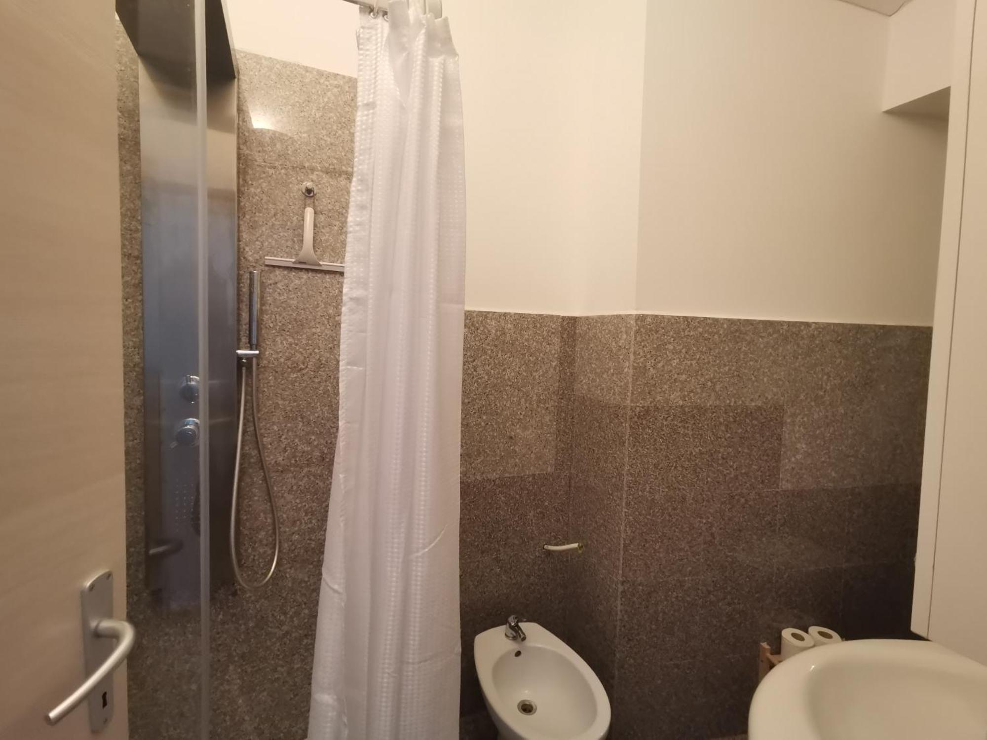 Da Lella City Centre Apartment Триест Стая снимка